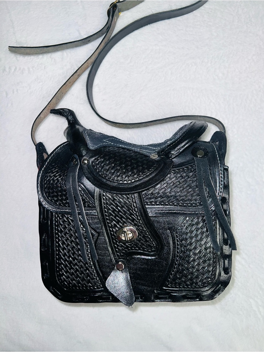 Handcrafted Black Leather Saddle-Shaped Crossbody Bag - Picture 4 of 11